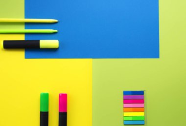 Okula dönelim. Okul ve ofis eşyalarının parlak renkli arkaplanlarında geometrik kompozisyon. Düz yatıyordu