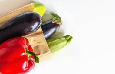 Beyaz arka planda taze patlıcan, kabak ve biber torbası. Eko konsepti. Yemek pişirme konsepti. Non gmo. Üst görünüm, alanı kopyala