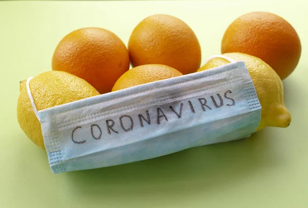 Dojrzałe Pomarańcze Pokryte Maską Ochronną Napisem Coronavirus Koncepcja Kryzysu Rolnego — Zdjęcie stockowe