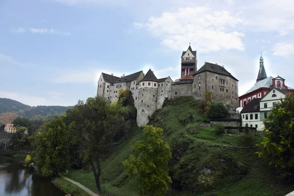 Schloss Lockett an der Eger. Romantisches Schloss mit bunten Häusern. Ritterschloss in der Tschechischen Republik — Stockfoto
