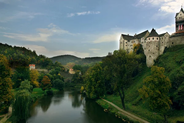 Schloss Lockett an der Eger. Romantisches Schloss mit bunten Häusern. Ritterschloss in der Tschechischen Republik — Stockfoto