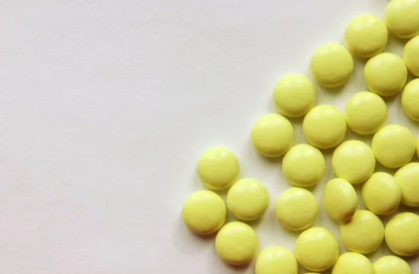Comprimidos Amarelos Sobre Fundo Branco Close Comprimidos Estão Localizados Lado — Fotografia de Stock