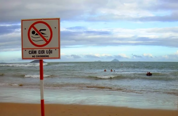 Podpisz Zakaz Pływania Plaży Piaszczysta Plaża Znak Drewnianym Filarze Czerwieni — Zdjęcie stockowe