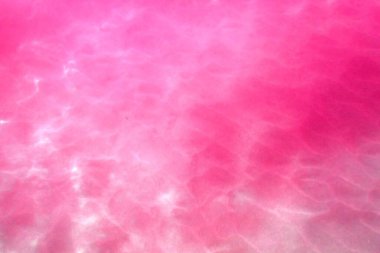 Yüzme havuzunda su var. Pembe. Suyla ilgili detaylar. Doku. Ayarlanmış