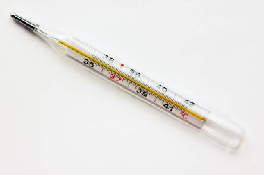 Merkür termometresi. Termometre yüksek ateşi gösteriyor. Hastalık. İlaçlar. Vücut ısısını ölçüyorum. Merkezde çapraz konumlanmış. Beyaz arka plan. Cope alanı. Yukarıdan görüntüle