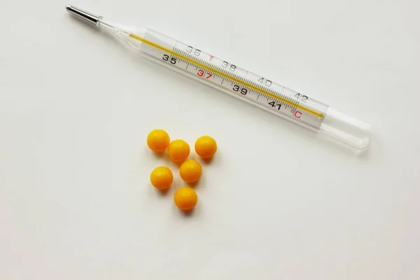 Mercury Thermometer Thermometer Shows High Temperature Nearby Yellow Pills Located — Stock Photo, Image