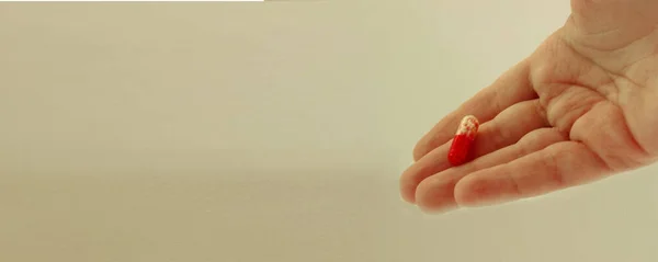 Comprimido Vermelho Branco Repousa Palma Mão Localizado Direita Tomar Drogas — Fotografia de Stock