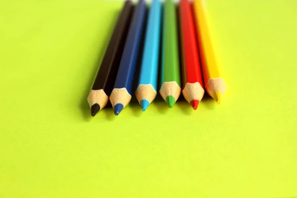 黄色の背景に色鉛筆 鉛筆はよく研がれている 平置きだ 隔離されてる アート アートセラピー レジャー鉛筆は上に置かれています — ストック写真