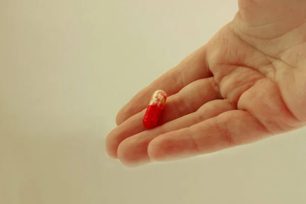 Comprimido Vermelho Branco Repousa Palma Mão Localizado Direita Tomar Drogas — Fotografia de Stock