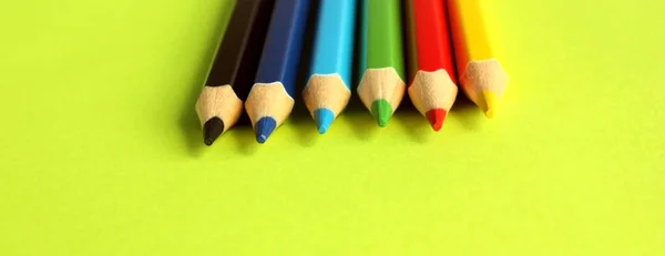 黄色の背景に色鉛筆 6色黒 鉛筆はよく研がれている 平置きだ 隔離されてる アート アートセラピー レジャー 鉛筆は上部に配置されます バナー — ストック写真