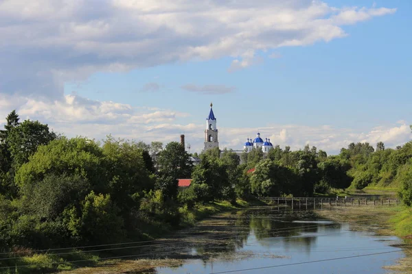 Catedral Voskresensky Entre Los Árboles Verdes Verano Cerca Del Río — Foto de Stock