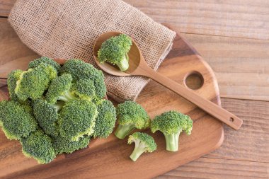 Rustik ahşap arka plan - sağlıklı üzerinde taze brokoli veya vejetaryen gıda kavramı Üstten Görünüm.