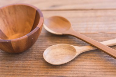 Boş ahşap kase ve eski ahşap zemin üzerine kaşık