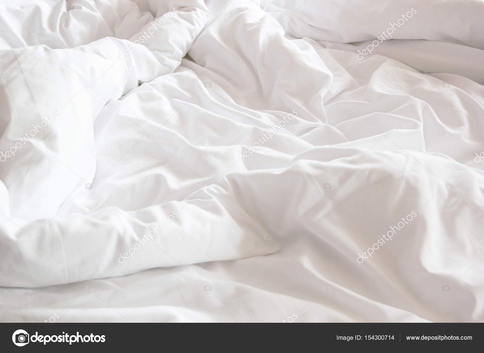 Цветы в постель. Белое одеяло на кровати скомканное. Постель вид сверху. Мятая кровать вид сверху. Мятое постельное белье.