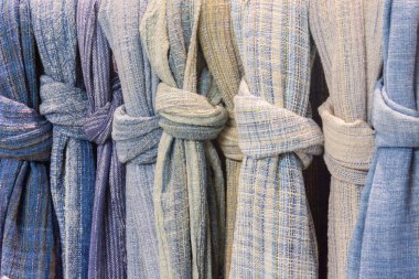 kumaş ve Tekstil bir dükkanda. Çok farklı renkler ve piyasada.