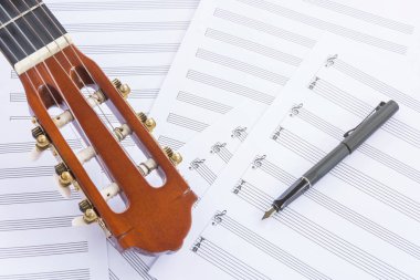 Akustik gitar, notalar ve dolma kalem ahşap tablo