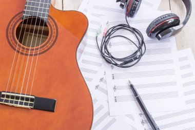 Akustik gitar, notalar ve dolma kalem ahşap tablo