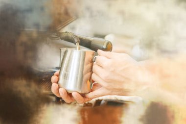 Barista kahve, Latte, cappuccino hazırlamak için espresso makinesi üzerinde süt karıştırma