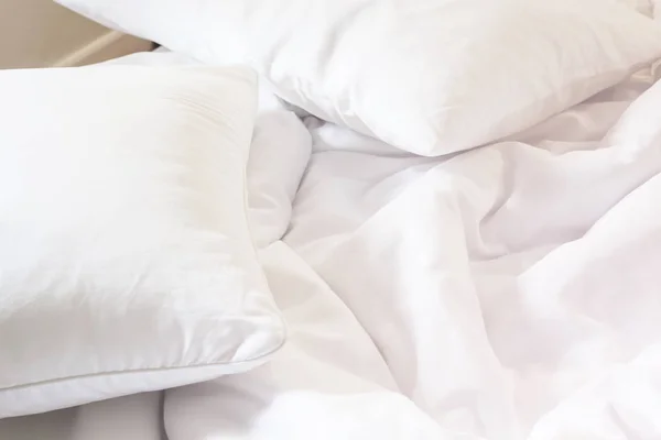 Almohada blanca en la cama y con la manta sucia arruga en el dormitorio, de dormir en una larga noche . —  Fotos de Stock