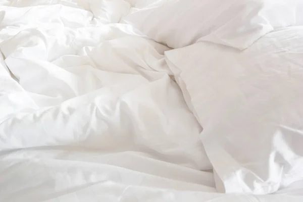 Arruga manta desordenada y almohada blanca en el dormitorio después de despertarse por la mañana . —  Fotos de Stock