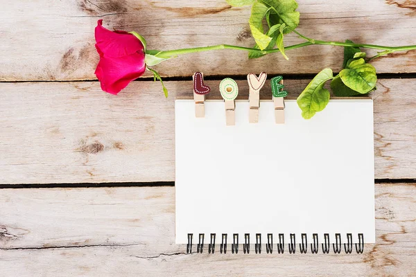 Buntstift, Vintage-Buch und Liebestext auf dem hölzernen, Valentinstag als Hintergrund — Stockfoto