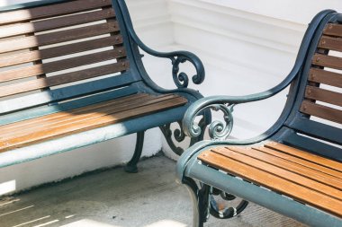 Beyaz duvar tarafındaki Vintage çelik sandalye