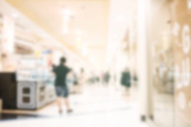 Birçok kişi bu mağazada alışveriş bulanıklık, fotoğraf afiş şablon veya zemin, kentsel yaşam tarzı konsepti için alışveriş merkezi defocused
