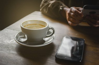 Boş kahve latte kupa zaman dinlendirici el kadınla ahşap tablo