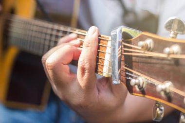 adamın closeup akustik gitar çalıyor, yumuşak vintage tarzı eller