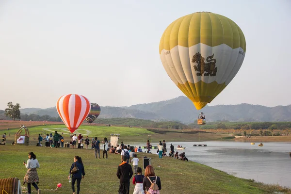 Balões de ar quente prontos para subir no céu ao pôr-do-sol no Parque SINGHA CHIANGRAI BALLOON FIESTA 2017, província de Chiangrai, Tailândia — Fotografia de Stock
