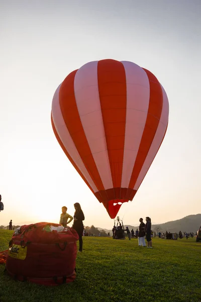 CHIANGRAI, THAILAND - FEVEREIRO 15, 2017: Balões de ar quente prontos para subir ao céu ao pôr-do-sol no Parque SINGHA CHIANGRAI BALLOON FIESTA 2017, província de Chiangrai, Tailândia — Fotografia de Stock