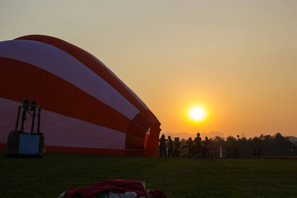 Balão de ar quente com o pôr do sol hora Chiang Rai Província Tailândia — Fotografia de Stock