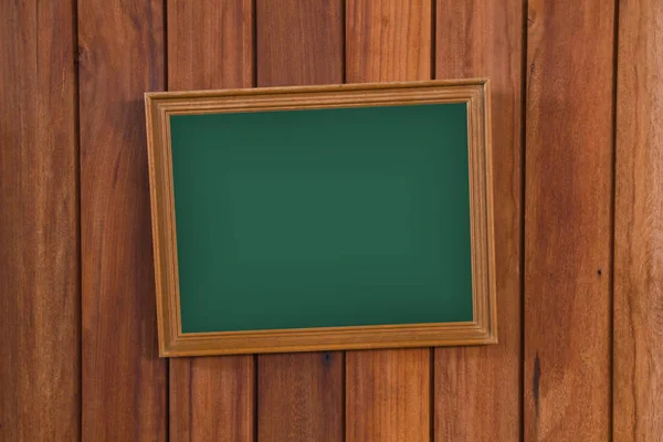 Chalkboard verde vazio com moldura de madeira na parede de madeira, fundo de textura de parede vintage . — Fotografia de Stock