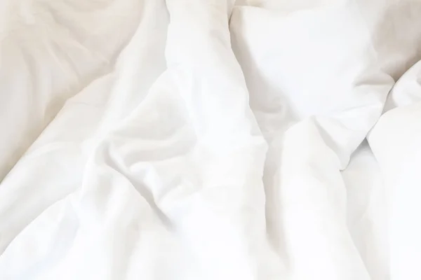 Weißes Kissen auf dem Bett und mit faltenfreier Decke im Schlafzimmer, vom Schlafen in einer langen Nacht. — Stockfoto