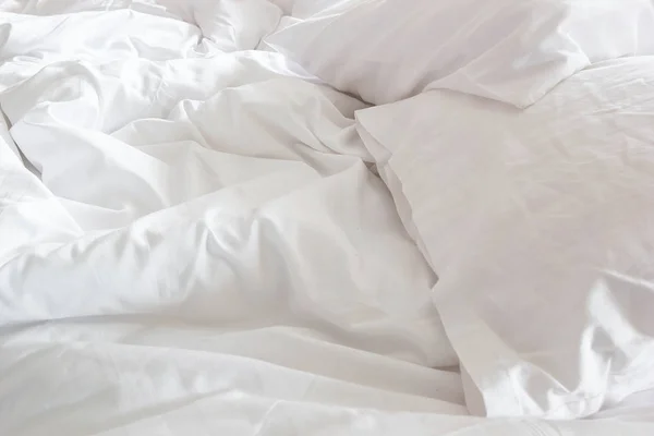 Vista superior de la almohada blanca en la cama y con la manta desordenada arruga en el dormitorio, de dormir en una larga noche . —  Fotos de Stock