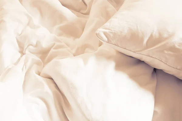 Travesseiro patel na cama e com cobertor bagunçado rugas no quarto, de dormir em uma noite longa . — Fotografia de Stock