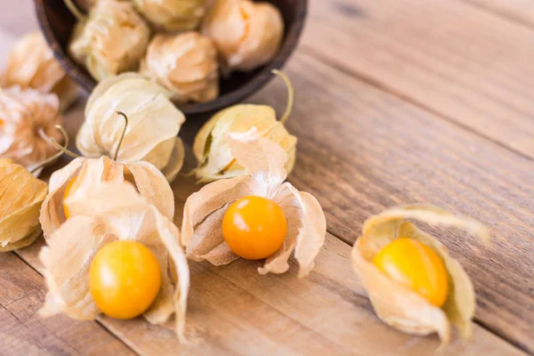 Uva spina del Capo (Physalis) su legno vecchio, Cibo sano — Foto Stock