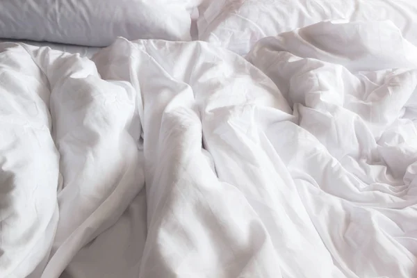 Vista superior de la almohada blanca en la cama y con la manta desordenada arruga en el dormitorio, de dormir en una larga noche . —  Fotos de Stock