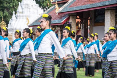 Halk Dansları, Phra ki Hariphunchai Chedi, Wat Phra ki Hariphunchai Chedi, Tayland için ritüel banyo töreninde geleneksel dansları. 13 Mayıs 2016.