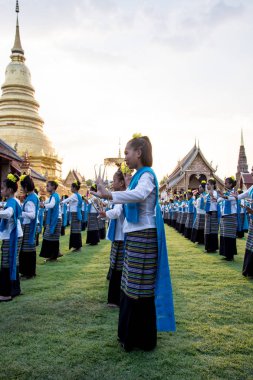 Halk Dansları, Phra ki Hariphunchai Chedi, Wat Phra ki Hariphunchai Chedi, Tayland için ritüel banyo töreninde geleneksel dansları. 13 Mayıs 2016.