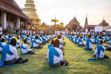 Halk Dansları, Phra ki Hariphunchai Chedi, Wat Phra ki Hariphunchai Chedi, Tayland için ritüel banyo töreninde geleneksel dansları. 13 Mayıs 2016.