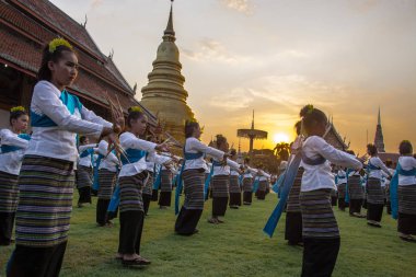 Halk Dansları, Phra ki Hariphunchai Chedi, Wat Phra ki Hariphunchai Chedi, Tayland için ritüel banyo töreninde geleneksel dansları. 13 Mayıs 2016.