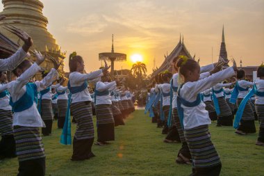 Halk Dansları, Phra ki Hariphunchai Chedi, Wat Phra ki Hariphunchai Chedi, Tayland için ritüel banyo töreninde geleneksel dansları. 13 Mayıs 2016.