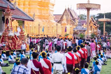 Halk Dansları, Phra ki Hariphunchai Chedi, Wat Phra ki Hariphunchai Chedi, Tayland için ritüel banyo töreninde geleneksel dansları. 13 Mayıs 2016.