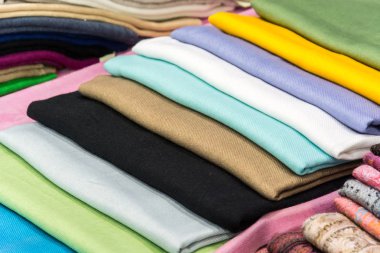 İpek, çok renkli kumaş Açık pazarda closeup