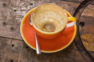 Boş turuncu fincan kahve latte vintage ahşap tablo