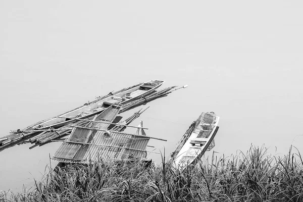 Velho barco e velha jangada ancorada no rio, frio inverno pela manhã — Fotografia de Stock