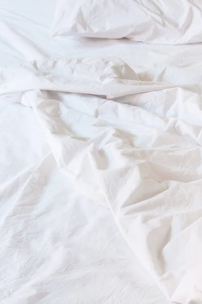 Weiße Decke chaotisch, weiße Bettwäsche chaotisch — Stockfoto