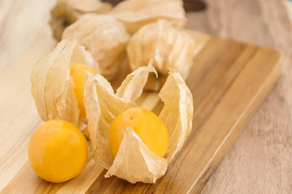 Uva spina del Capo (Physalis) sul tavolo di legno, frutta sana — Foto Stock