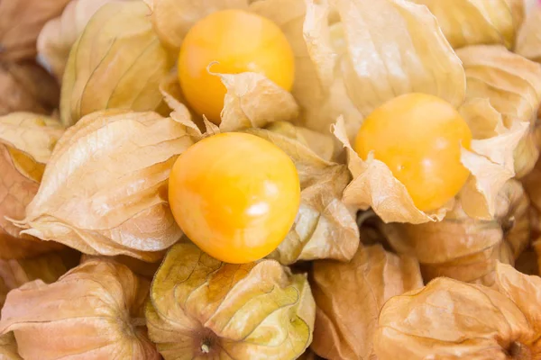 Uva spina del Capo (Physalis) sul tavolo di legno, frutta sana — Foto Stock